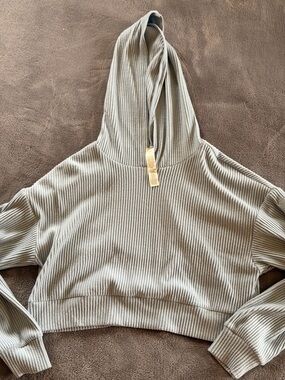 ALO Yoga Cropped muse Ribbed Hoodie in celestial blue